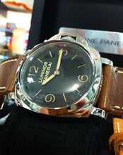 Load image into Gallery viewer, Panerai PAM372 vintage design features black dial, 