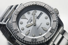 Load image into Gallery viewer, Seiko SRPE71K1 featured silver grey colour dial, Lumibrite on hands and indexes, unidirectional rotating bezel