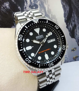 Seiko SKX007K2 black dial, stainless steel and mineral glass material